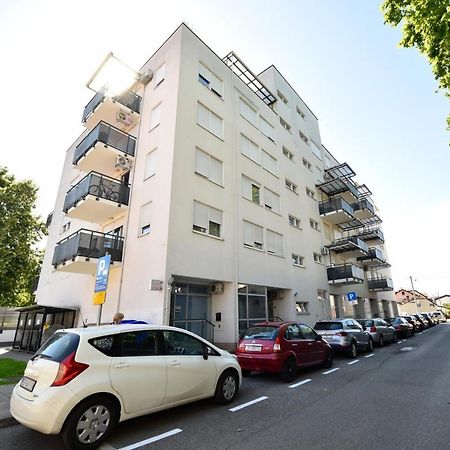 Block Apartment Park With Private Garage Parking Zagreb Ngoại thất bức ảnh