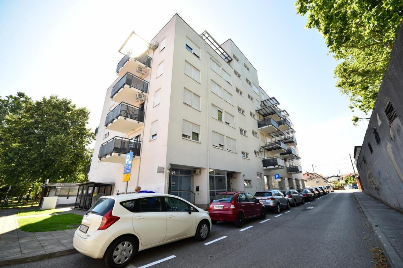 Block Apartment Park With Private Garage Parking Zagreb Ngoại thất bức ảnh
